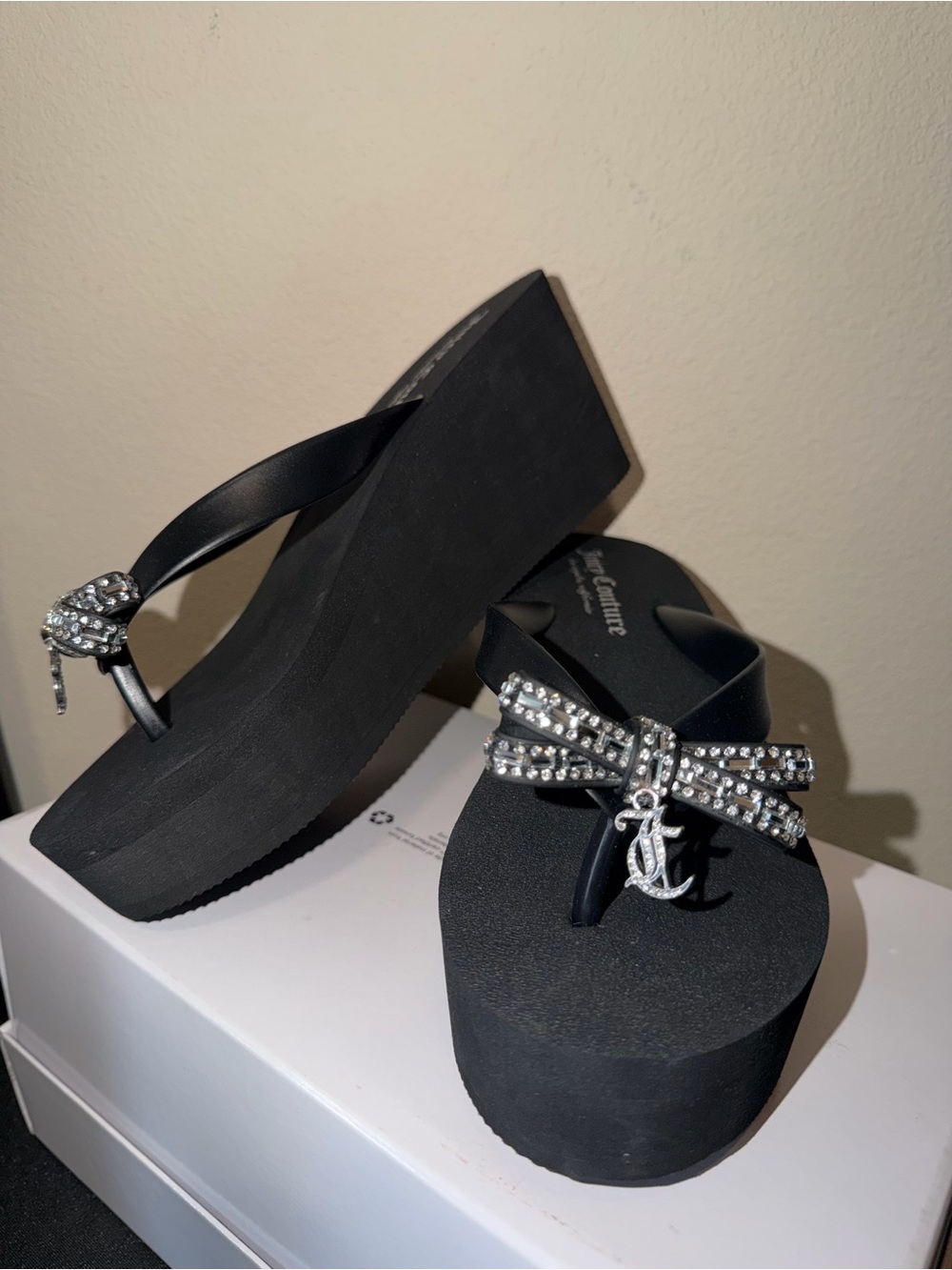 JUICY 🖤 COUTURE 💎 Rhinestone Bow Platform Flip Flops